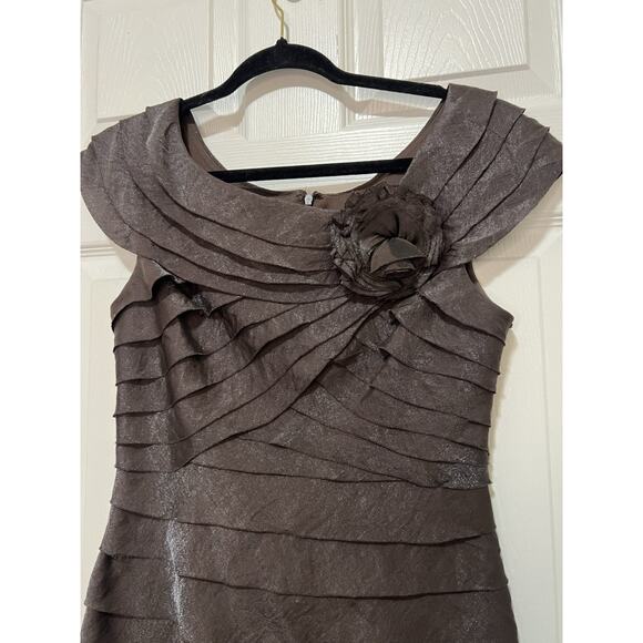 London Times Women’s Sable Brown Flutter Sleeve Cocktail Dress w/Rosette Size 6 - Picture 10 of 16